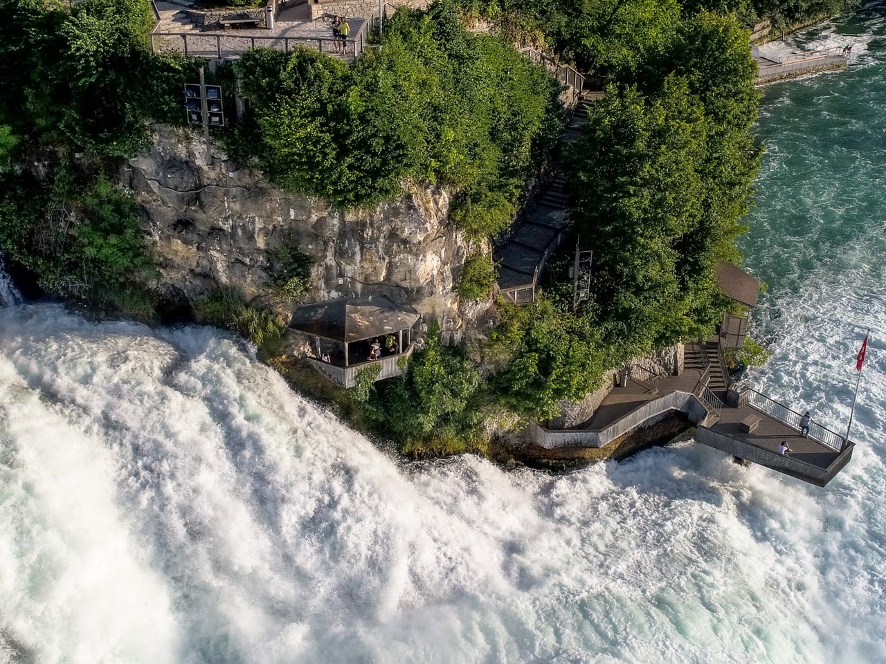 瑞士北部—2026 萊茵瀑布‧沙夫豪森 ‧施泰因一日自由行 02 Rheinfall Kaenzeli Schlosslaufen Juli Copyright Schaffhau
