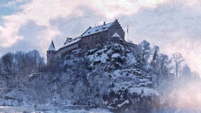 Verschneites Schloss auf Hügel mit Bäumen im Winter.