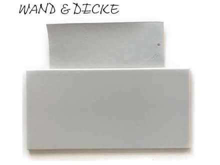 Weisse Fliese mit Text 'WAND & DICKE'.