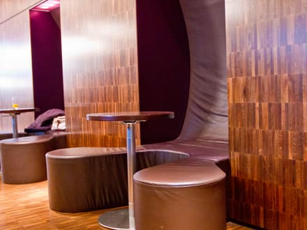 Moderne Lounge mit Holzwänden und Sitzgelegenheiten.