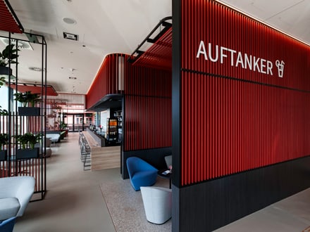 Moderne Lounge mit roten und blauen Möbeln.