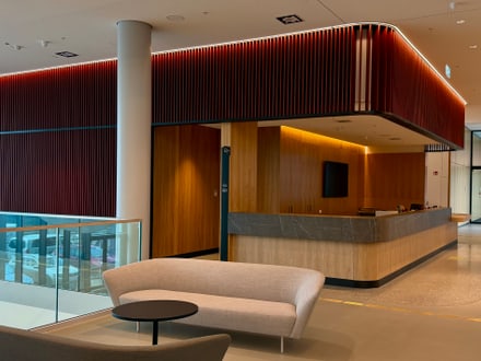 Moderne Empfangshalle mit Sofa und Theke.
