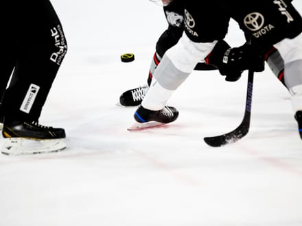 Nahaufnahme von Eishockeyspielern im Kampf um den Puck.