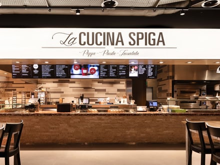 Italienisches Restaurant mit Schriftzug La Cucina Spiga, Pizza, Pasta, Insalata.