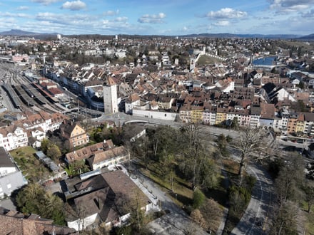 Draufsicht auf Winterthur mit Häusern und Strassen bei klarem Himmel.