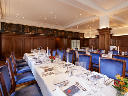 Elegantes Restaurant mit blauen Stühlen und gedeckten Tischen.