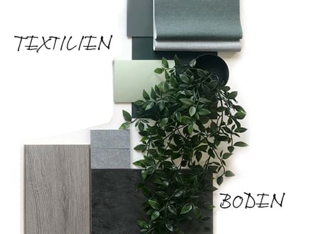 Textil- und Bodenmuster mit Pflanzenarrangement.