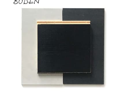 Schwarze und graue quadratische Fliesenprobe mit Holzrand, Text 'BODEN'.