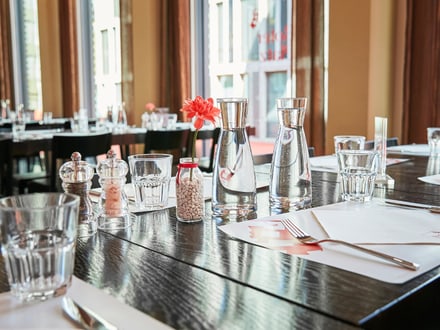 Eleganter Restauranttisch mit Gläsern und Besteck gedeckt.