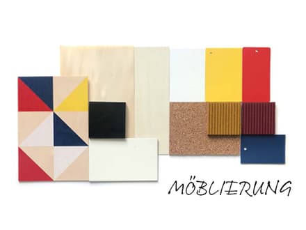 Collage aus farbigen und texturierten Materialien mit Möblierung-Schriftzug.