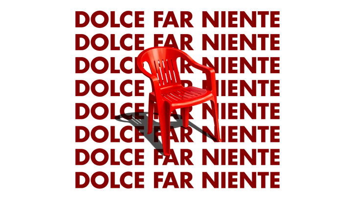Roter Plastikstuhl vor weissem Hintergrund mit rotem Text.