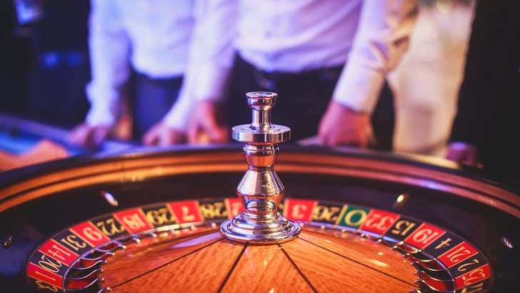 Roulette-Tisch mit Menschen im Hintergrund.