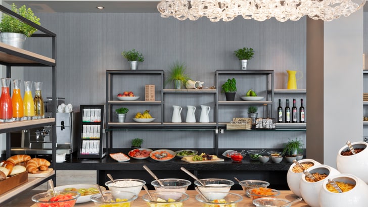 Frühstücksbuffet mit verschiedenen Speisen und Getränken.