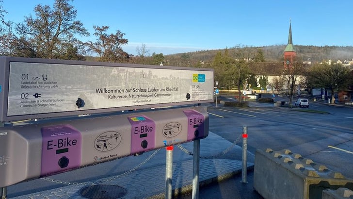 E-Bike-Ladestation vor Schloss Laufen am Rheinfall Parkplatz.",