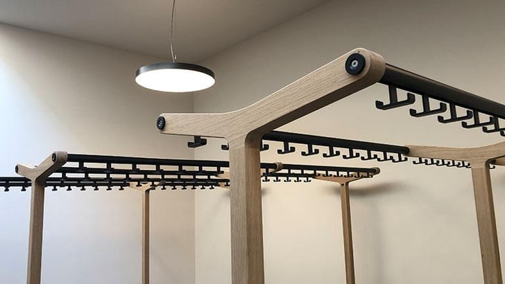 Leere Garderobenständer