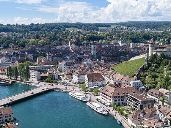 Luftaufnahme von Stein am Rhein mit Fluss und Brücke.