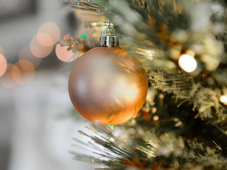 Nahaufnahme einer Weihnachtskugel am Baum.