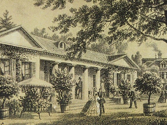 Historische Zeichnung von Menschen vor einem Herrenhaus mit Bäumen.