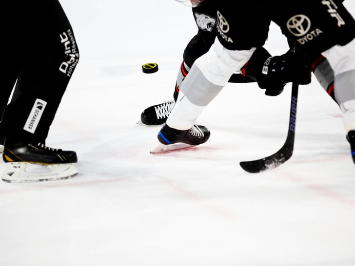 Nahaufnahme von Eishockeyspielern im Kampf um den Puck.