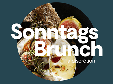 Sonntagsbrunch mit Käse und Feigen auf dunklem Hintergrund.