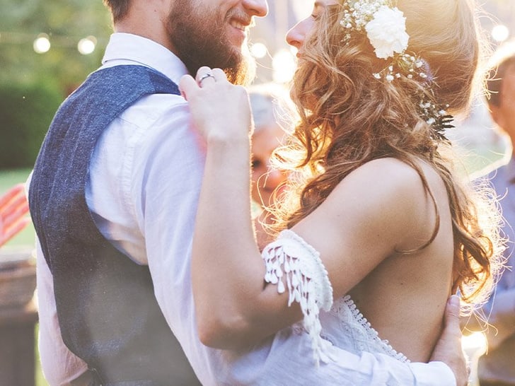 Paar tanzt bei einer Hochzeit im Freien bei Sonnenuntergang.