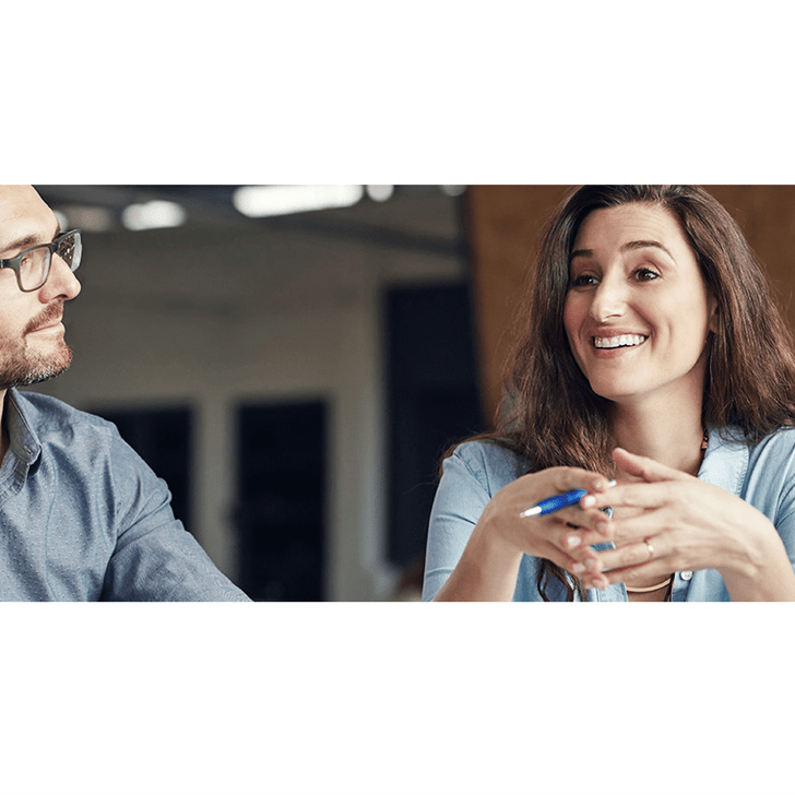 Vier Personen sitzen und unterhalten sich.