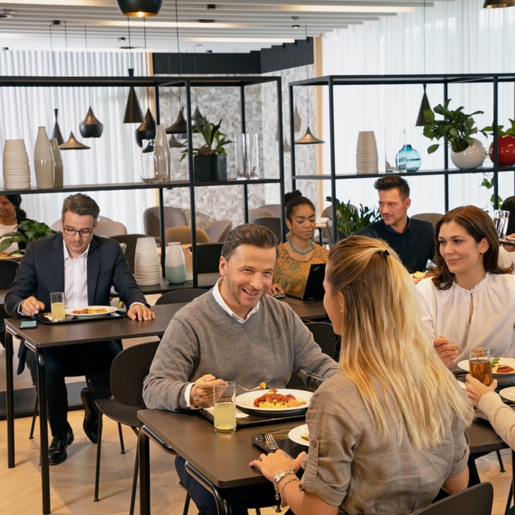 Menschen, die in einem modernen Restaurant essen.