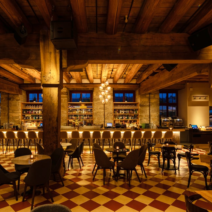Gemütliche Bar mit Holzinterieur und kariertem Boden.