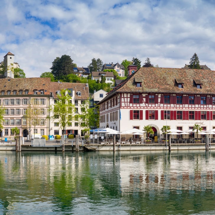 Altstadt von Schaffhausen mit Wasserreflexionen.