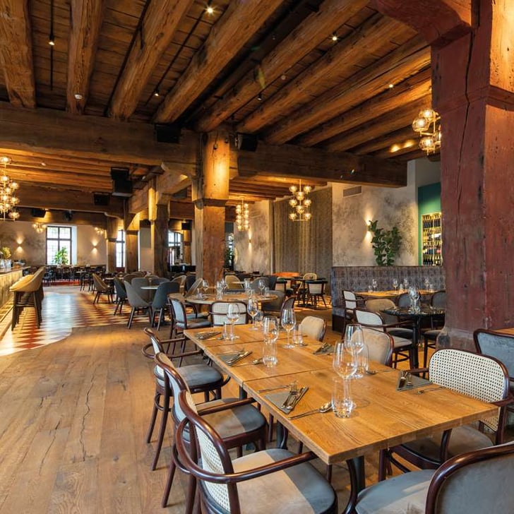 Elegantes Restaurant mit Holzböden und Decke.