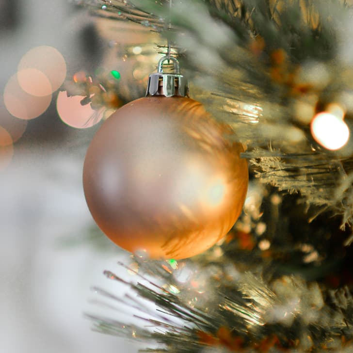 Nahaufnahme einer Weihnachtskugel am Baum.