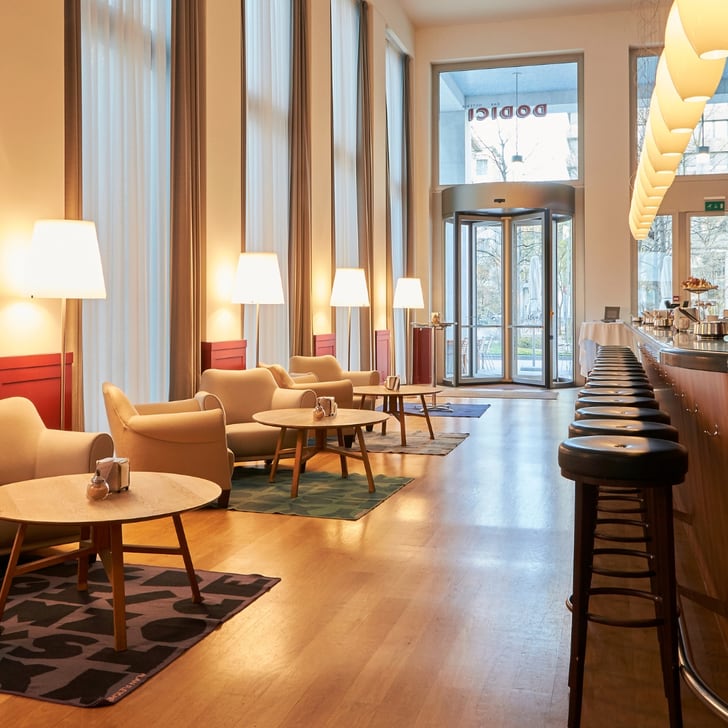Elegante Lounge mit Sesseln und Bar in modernem Stil.