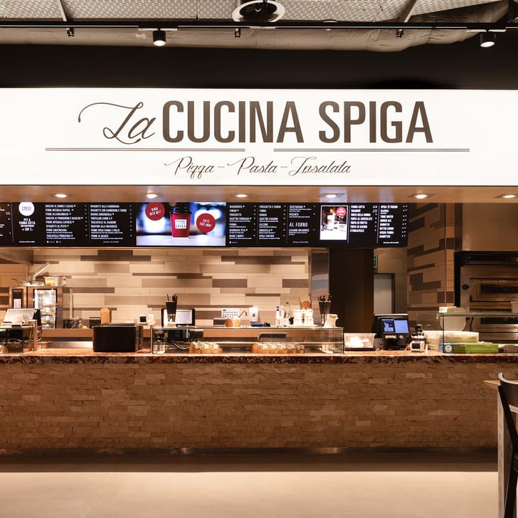 Italienisches Restaurant mit Schriftzug La Cucina Spiga, Pizza, Pasta, Insalata.