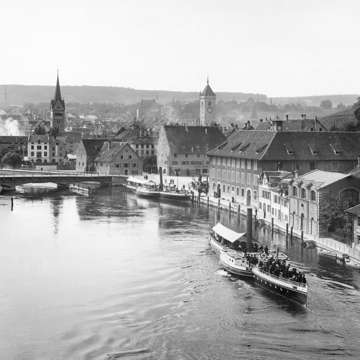 Historische Ansicht von Brücke und Fluss in Schaffhausen mit Dampfschiff.