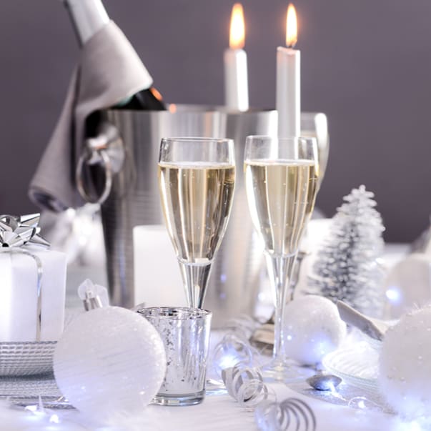Festliche Tischdekoration mit Geschenken und Kerzen.