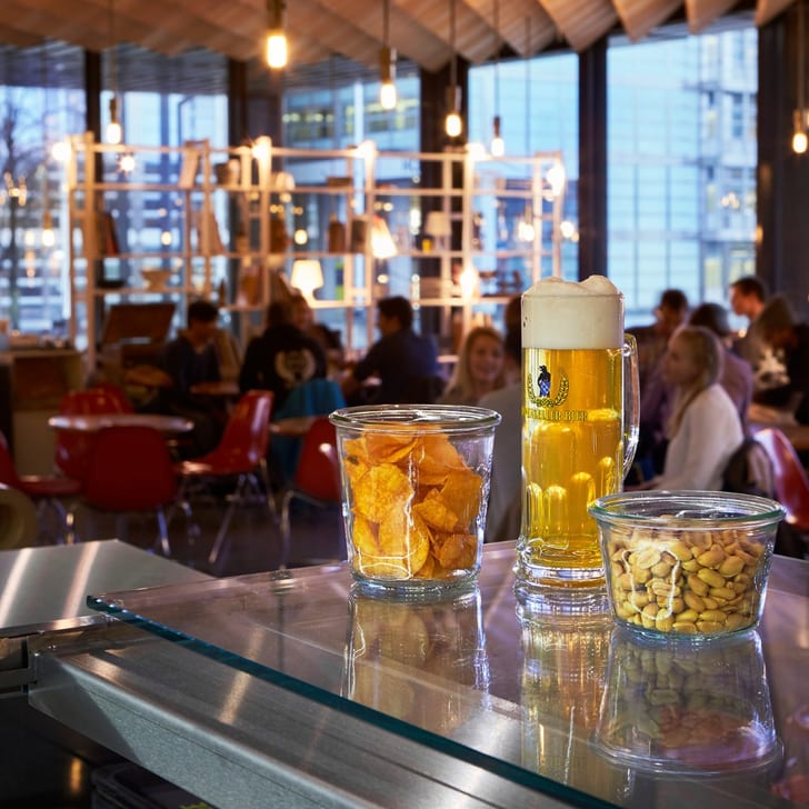 Bier und Snacks auf einem Tisch in einem modernen Café.