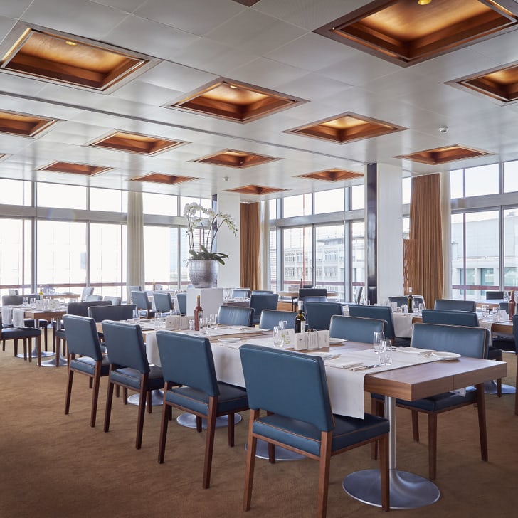 Elegantes Restaurant mit gedeckten Tischen und Panoramafenstern.