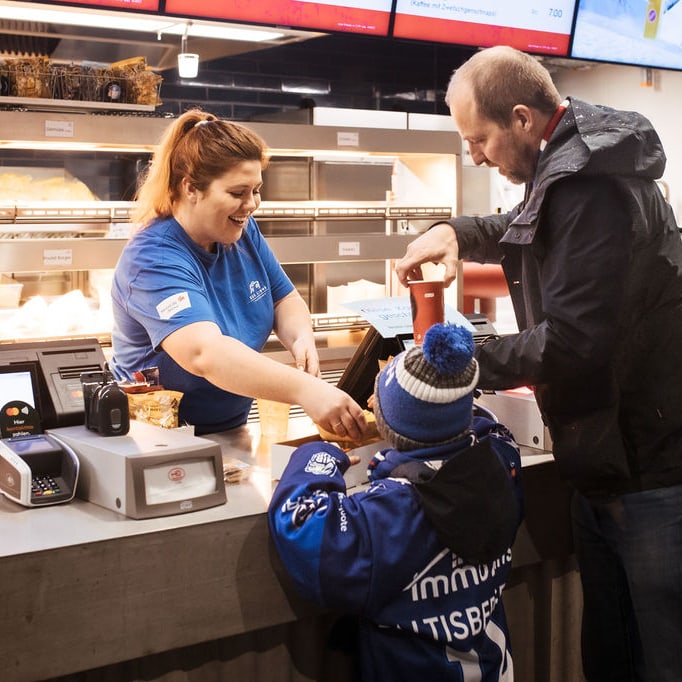 Essensausgabe an der Foodbox bei der ZSC Lions Gastronomie