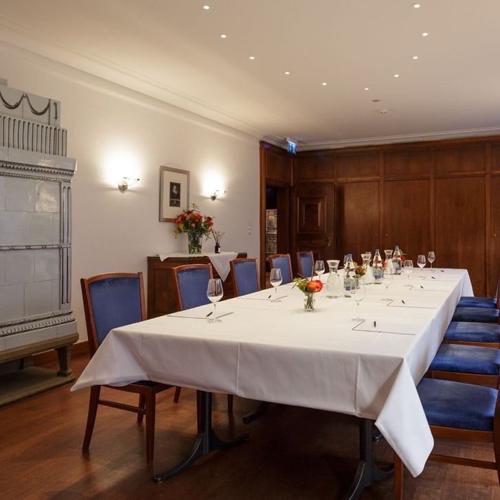 Eleganter Speisesaal mit langem Tisch und Kamin.