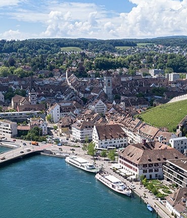 Luftaufnahme von Stein am Rhein mit Fluss und Brücke.