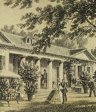 Historische Zeichnung von Menschen vor einem Herrenhaus mit Bäumen.