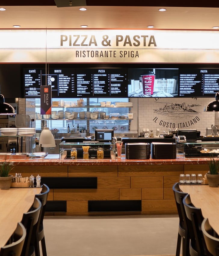Innenansicht eines Pizza- und Pasta-Restaurants.