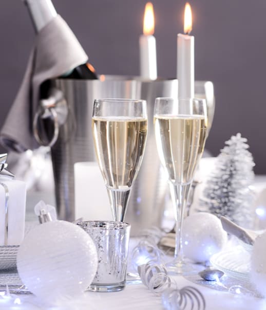 Festliche Tischdekoration mit Geschenken und Kerzen.