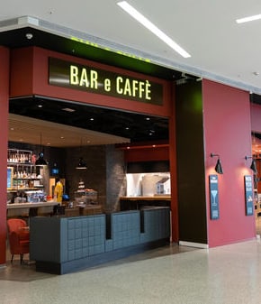 Innenansicht eines Cafés und Restaurants mit Sitzgelegenheiten.