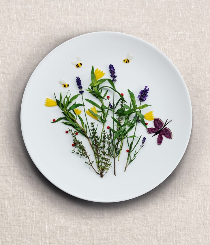 Verschiedene Teller mit Blumen und Pflanzenkunst auf beigem Hintergrund.