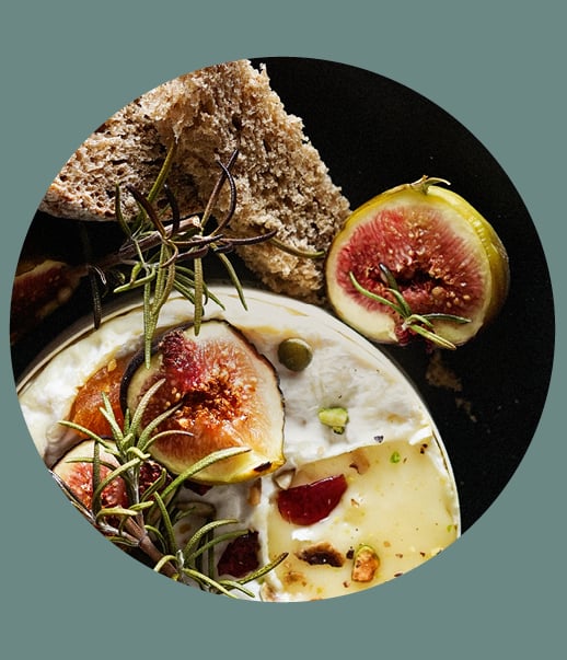 Nahaufnahme von Feigen, Brot und Käse.