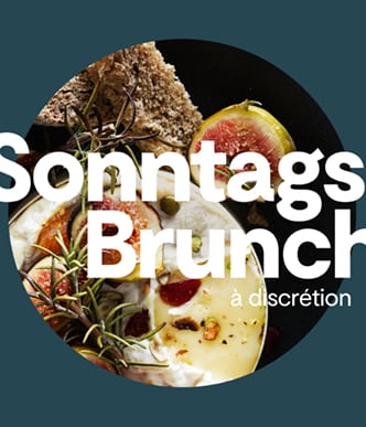 Sonntagsbrunch mit Käse und Feigen auf dunklem Hintergrund.