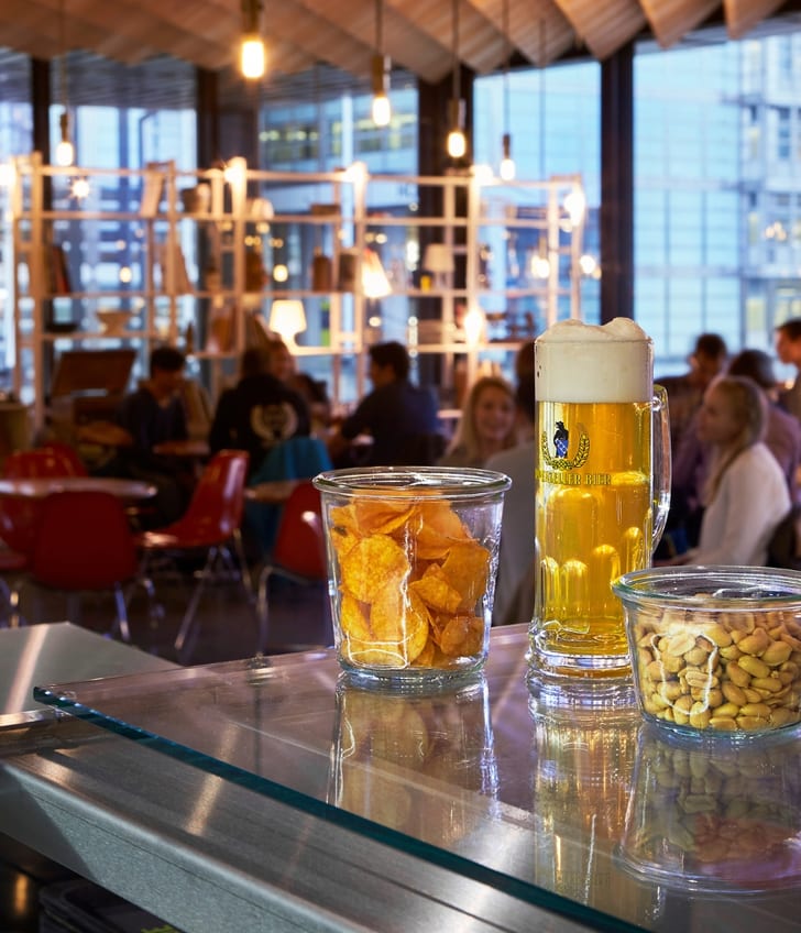 Bier und Snacks auf einem Tisch in einem modernen Café.