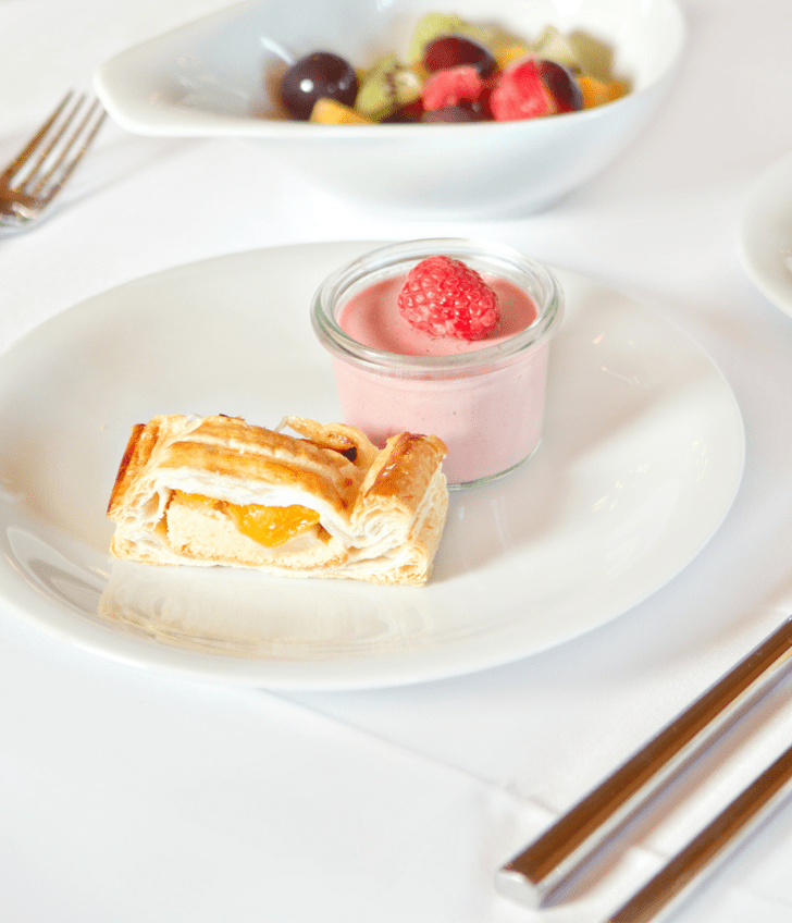 Desserttisch mit Gebäck, Joghurt und Kaffee."  