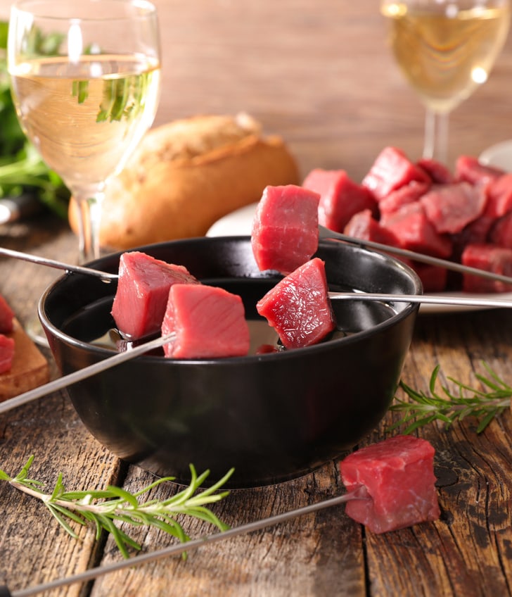 Fondue Chinoise serviert auf einem holzigen Tisch